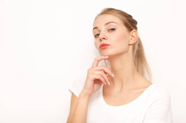 Avrupa görüntüsünü erkek clueless ifadeleriyle şüphe ne akşam yemeği için lezzetli yemek beyaz arka plan üzerinde izole. Ne seçmek için?