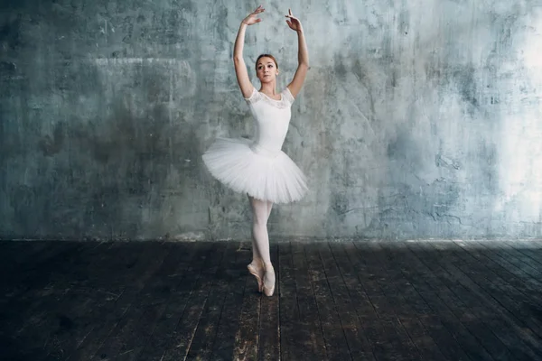 Ballerina Weiblich Junge Schöne Balletttänzerin Professionellem Outfit Spitzenschuhen Und Weißem — Stockfoto