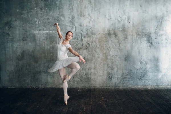 Ballerina Vrouw Mooie Jongedame Balletdanser Gekleed Professionele Outfit Pointe Schoenen — Stockfoto