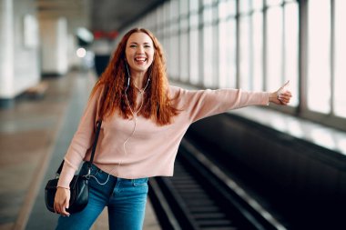 Pozitif Kızıl saçlı Genç erkek metro tren durur