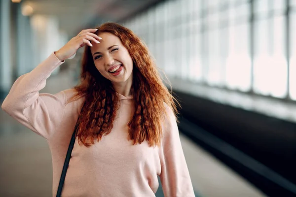 Rousse Positive Jeune Portrait Féminin — Photo