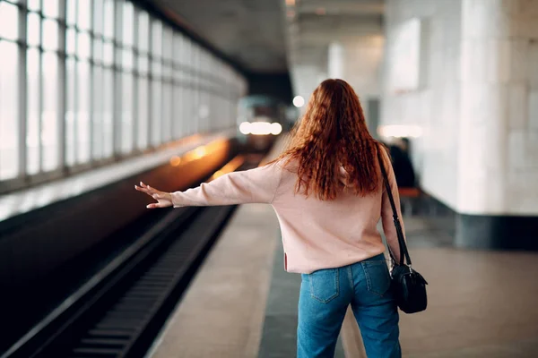 Позитивная Рыжая Молодая Женщина Останавливает Поезд Метро — стоковое фото