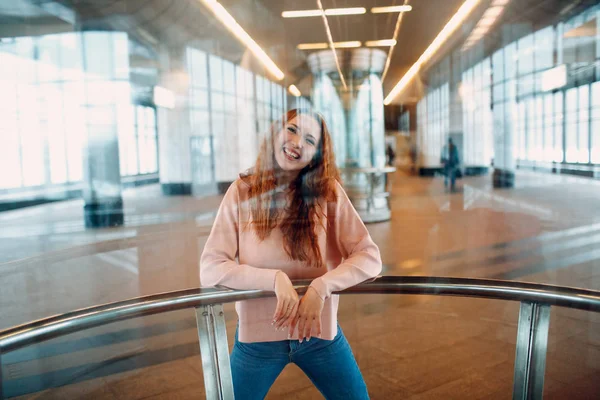 Positieve Roodharige Jonge Vrouwelijke Portret Door Het Glas — Stockfoto