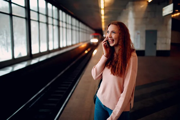 Młoda Suczka Pozytywny Rudy Mówiąc Telefon Komórkowy — Zdjęcie stockowe