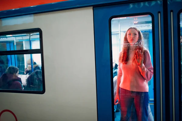 Positieve Roodharige Jonge Vrouw Metro Trein Achter Deur — Stockfoto