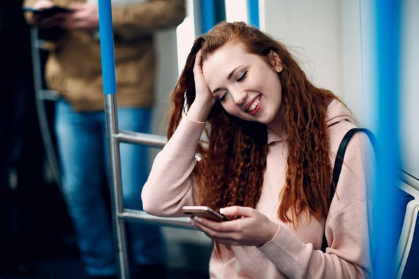 Позитивная Рыжая Молодая Женщина Мобильным Телефоном Метро — стоковое фото
