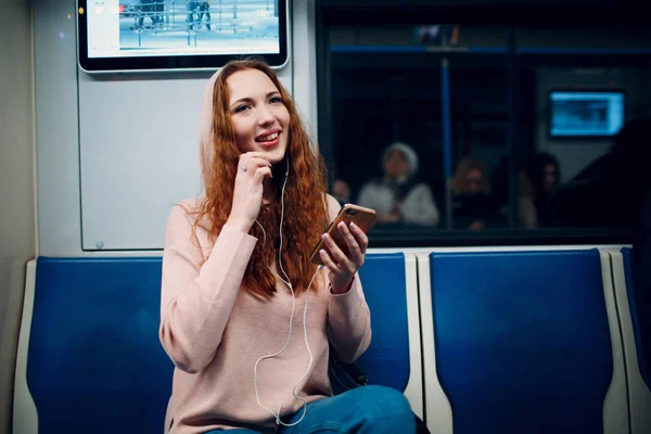 Positive Rousse Jeune Femme Avec Téléphone Portable Dans Métro Train — Photo