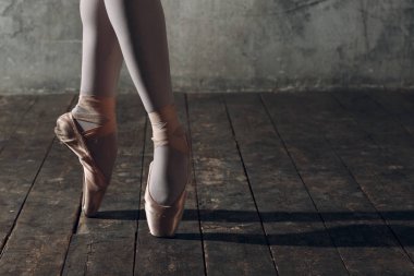 Ballert dansçı bacaklarda pointe yakın çekim