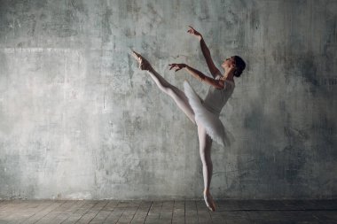 Balerin erkek. Genç güzel kadın balet, profesyonel kıyafet, pointe Ayakkabı ve beyaz tutu giymiş.