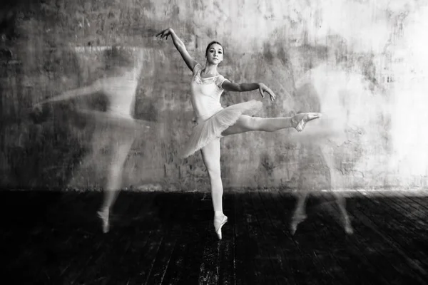 Bailarina Movimento Bela Dançarina Ballet Exposição Múltipla Preto Branco — Fotografia de Stock