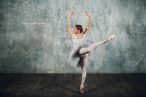Ballerina Mooie Jongedame Balletdanser Gekleed Professionele Outfit Pointe Schoenen Witte — Stockfoto