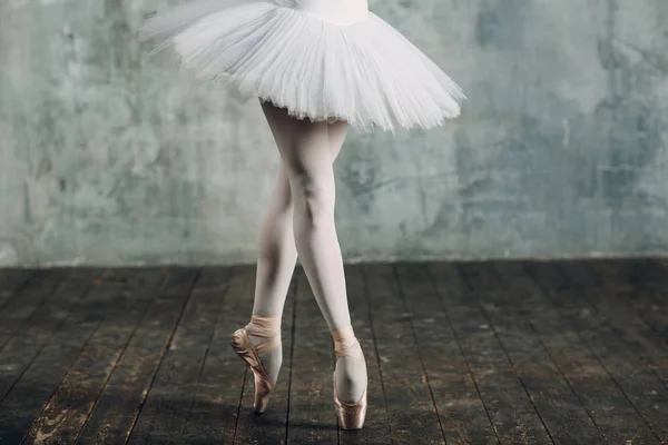 Ballerina Ballroom Young Beautiful Woman Ballet Dancer Legs Pointe Shoes — Stock Photo, Image