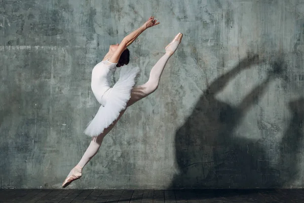 Bailarina Saltadora Jovem Mulher Bonita Bailarina Balé Vestida Com Roupa — Fotografia de Stock