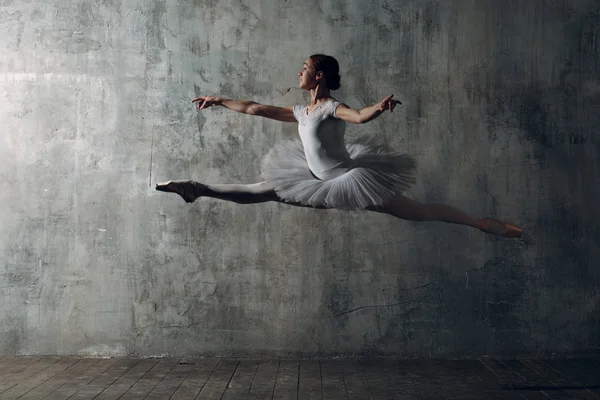 Salto Ballerina Giovane Bella Donna Ballerina Balletto — Foto Stock