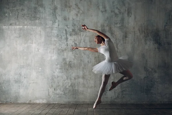 Bailarina Femenina Joven Hermosa Bailarina Ballet Vestida Con Traje Profesional — Foto de Stock