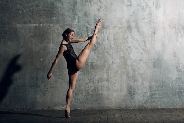 Ballerina Uitrekken Mooie Jongedame Balletdanser Gekleed Professionele Outfit Pointe Schoenen — Stockfoto