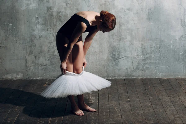 Ballerina Witte Tutu Zetten Mooie Jongedame Balletdanseres — Stockfoto