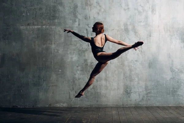 バレリーナの女性 プロの服 トウシューズ ブラックボディに身を包んだ 若い美しい女性バレエ ダンサー — ストック写真