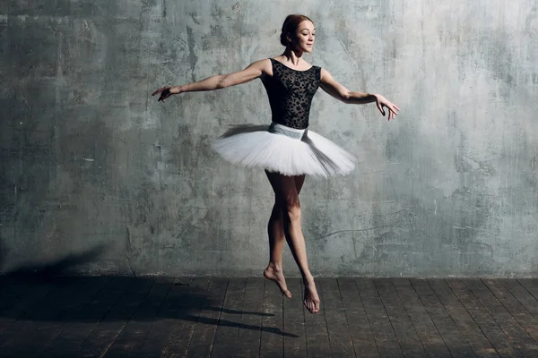 Ballerina Weiblich Junge Schöne Balletttänzerin Professionellem Outfit Spitzenschuhen Und Weißem — Stockfoto