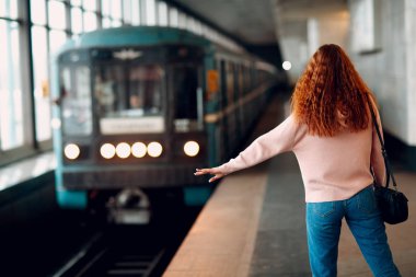 Pozitif Kızıl saçlı Genç erkek metro tren durur
