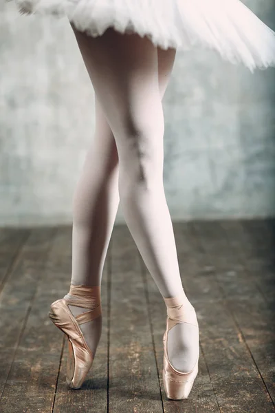 Γυναικεία Μπαλαρίνα Χορευτής Μπαλέτου Νεαρή Όμορφη Γυναίκα Ντυμένη Επαγγελματική Στολή — Φωτογραφία Αρχείου