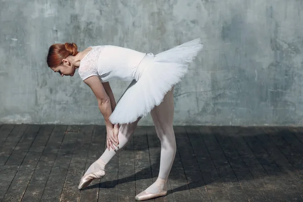 Ballerina Weiblich Junge Schöne Balletttänzerin Professionellem Outfit Spitzenschuhen Und Weißem — Stockfoto