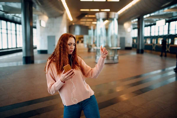 Pelirroja Positiva Joven Hembra Bailando Metro — Foto de Stock