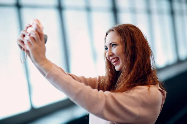 Θετική Κοκκινομάλλα Νεαρές Λαμβάνοντας Selfy Πορτρέτο Στην Κάμερα — Φωτογραφία Αρχείου