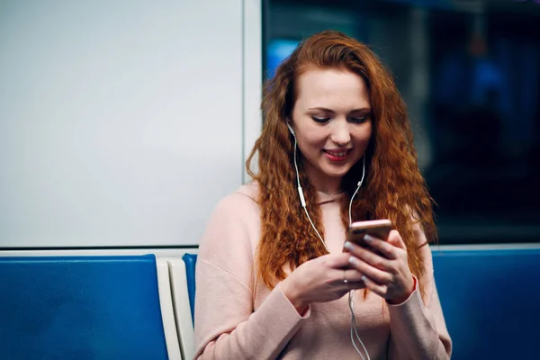 Позитивная Рыжая Молодая Женщина Мобильным Телефоном Метро — стоковое фото
