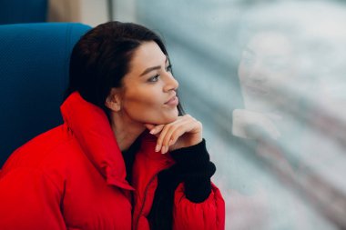 Genç kadın penceresi demiryolu tren arıyor.