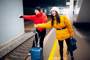 Genç kadın ve demiryolu tren.