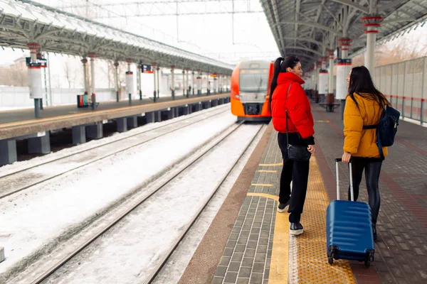 Jovens Mulheres Caminhando Plataforma Ferroviária — Fotografia de Stock