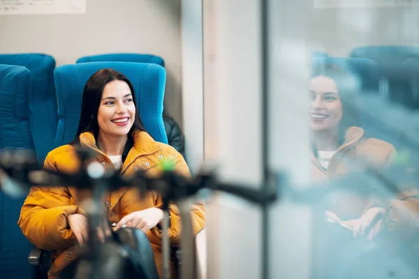 Tren Femenino Ferroviario Joven — Foto de Stock