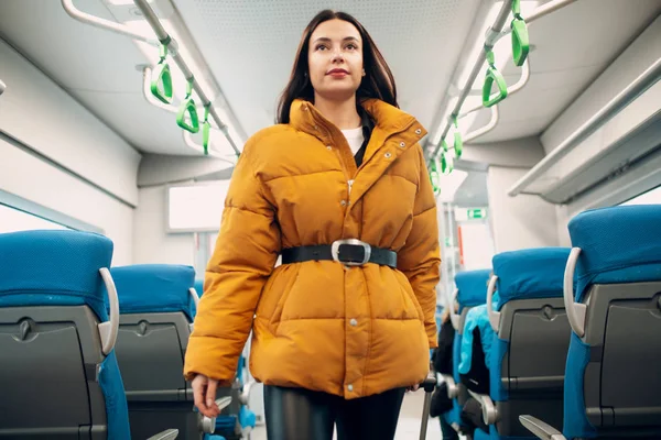 Jovem Mulher Caminhando Encontrando Seu Assento Trem Ferroviário — Fotografia de Stock