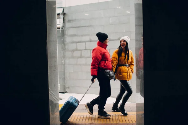 Jóvenes Mujeres Caminando Estación Tren Plataforma —  Fotos de Stock