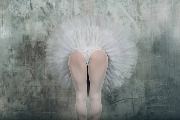 芭蕾舞演员年轻美丽的女子芭蕾舞演员 身着专业服装 尖鞋和白色短裙 — 图库照片