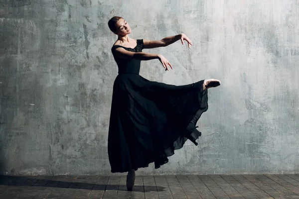 バレリーナの女性 プロの服 トウシューズ 黒のドレスに身を包んだ 若い美しい女性バレエ ダンサー — ストック写真