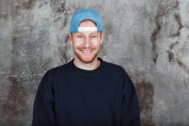 genç gülümseyen adam portresi