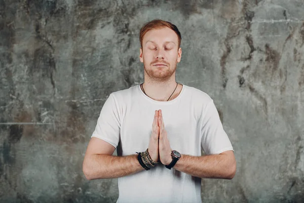 Unga Manliga Meditativ Stående Vit Skjorta — Stockfoto