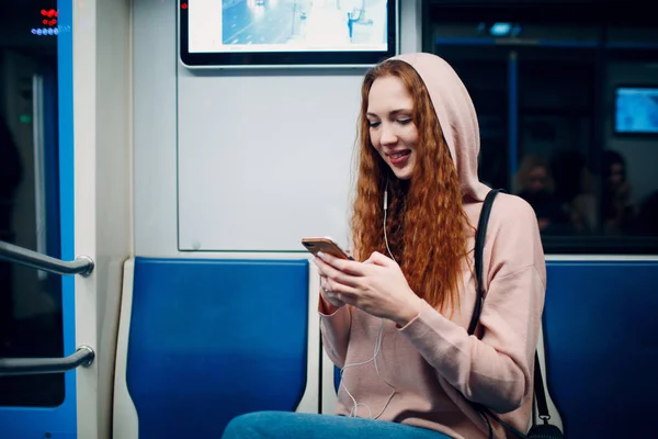 Позитивная Рыжая Молодая Женщина Мобильным Телефоном Общественном Транспорте Автобусе Трамвае — стоковое фото
