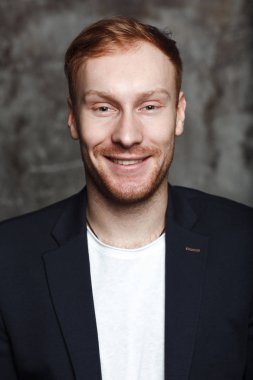 Genç erkek portre dikey yakın çekim