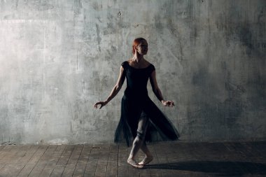 Modern bale, herhangi bir amaç için büyük tasarım. Bale dansçısı balerin. Eğitim dengesi. Klasik koreografi tarzı. Güzel dansçı balerin. Klasik müzik. Zarif bale stili.