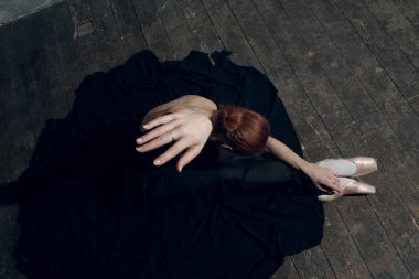 Balerin erkek. Genç güzel kadın balet, profesyonel kıyafet, pointe Ayakkabı ve siyah tutu giymiş.