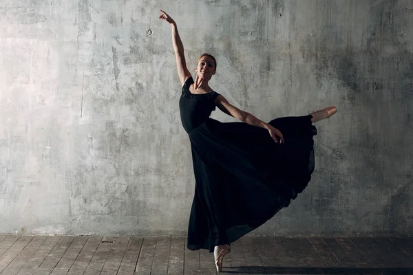 Ballerina Kvinna Ung Vacker Kvinna Balettdansare Klädd Professionella Outfit Pointe — Stockfoto