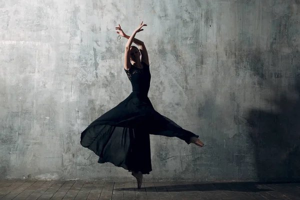 バレリーナの女性 黒チュチュ トウシューズ プロの服に身を包んだ 若い美しい女性バレエ ダンサー — ストック写真