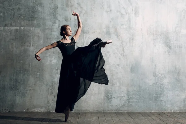 モダン バレエをあらゆる目的のための偉大なデザイン バレエ ダンサー バレリーナ トレーニングのバランスをとる 古典的な振り付けスタイル 美しいダンサー バレリーナ クラシック音楽 — ストック写真