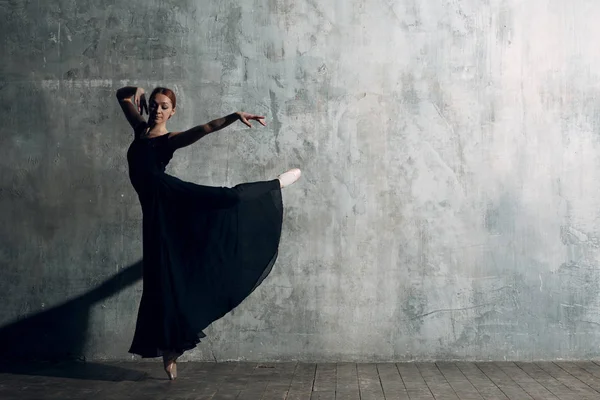 Mulher Bailarina Jovem Mulher Bonita Bailarina Balé Vestida Com Roupa — Fotografia de Stock