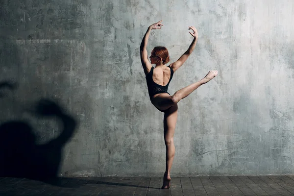 バレリーナの女性 プロの服 トウシューズ ブラックボディに身を包んだ 若い美しい女性バレエ ダンサー — ストック写真