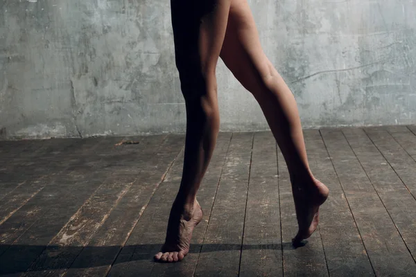 芭蕾舞演员年轻美丽的女子芭蕾舞演员 身着职业服装 尖鞋和黑色身体 — 图库照片
