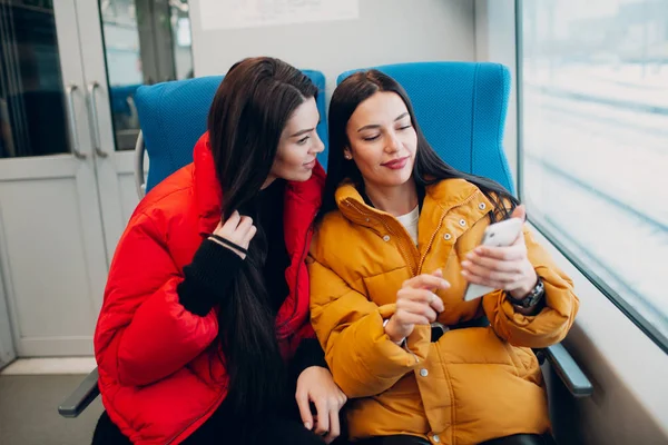 Молодые Женщины Мобильным Телефоном Поезде — стоковое фото